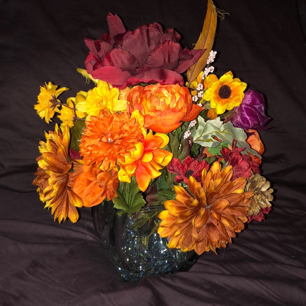 Artificial floral center piece